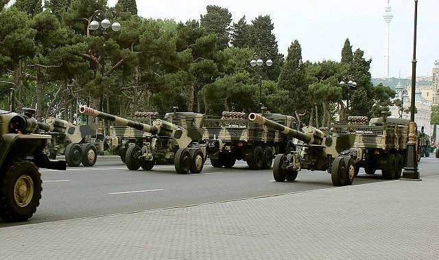 Nhà máy ô tô Perm SKV bắt đầu phát triển loại pháo 152 mm vào tháng 11/1968, loại pháo này có tầm bắn mở rộng. Hai biến thể đã được lên kế hoạch ngay từ đầu gồm phiên bản pháo kéo 2A36 Giatsint-B và biến thể tự hành 2A37 hoặc 2S5 Giatsint-S.