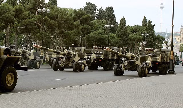 Nhà máy ô tô Perm SKV bắt đầu phát triển loại pháo 152 mm vào tháng 11/1968, loại pháo này có tầm bắn mở rộng. Hai biến thể đã được lên kế hoạch ngay từ đầu gồm phiên bản pháo kéo 2A36 Giatsint-B và biến thể tự hành 2A37 hoặc 2S5 Giatsint-S.