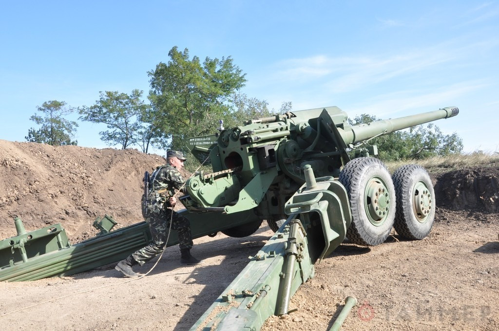 Ở vị trí bắn, các chân của pháo được tách ra và được ghim chặt xuống đất để giữ ổn định. Sự sắp xếp này cho phép pháo di chuyển một góc 25 độ sang trái và phải khi chiến đấu.