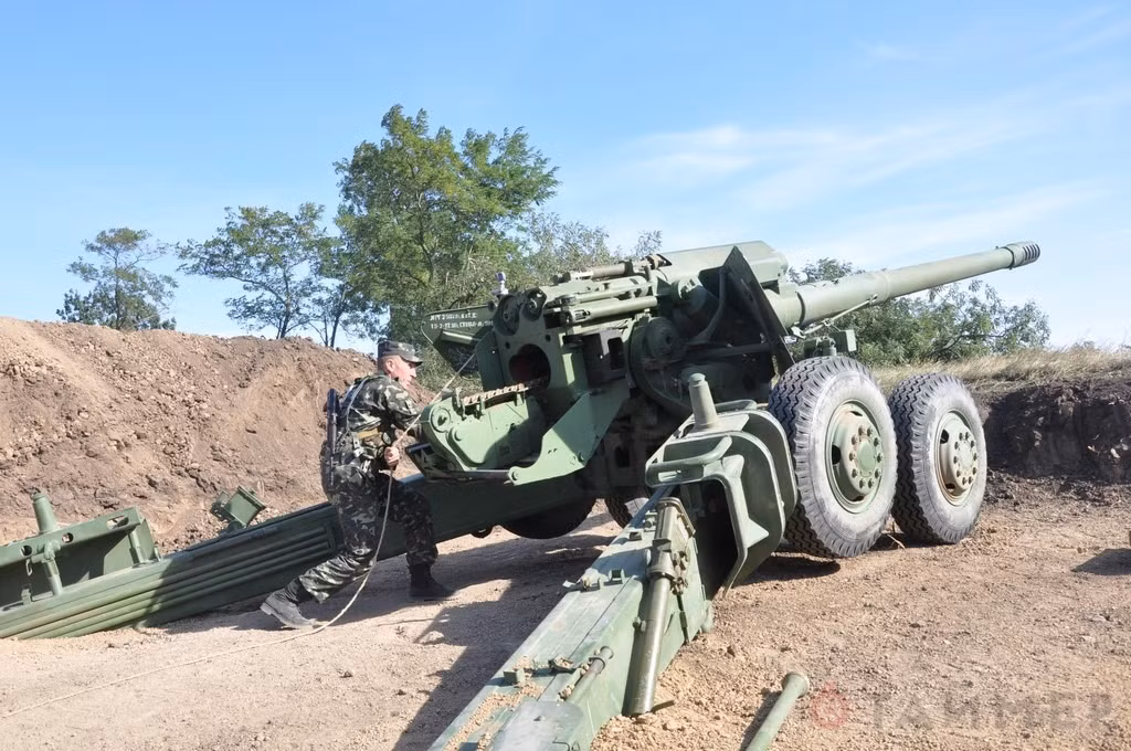 Ở vị trí bắn, các chân của pháo được tách ra và được ghim chặt xuống đất để giữ ổn định. Sự sắp xếp này cho phép pháo di chuyển một góc 25 độ sang trái và phải khi chiến đấu.