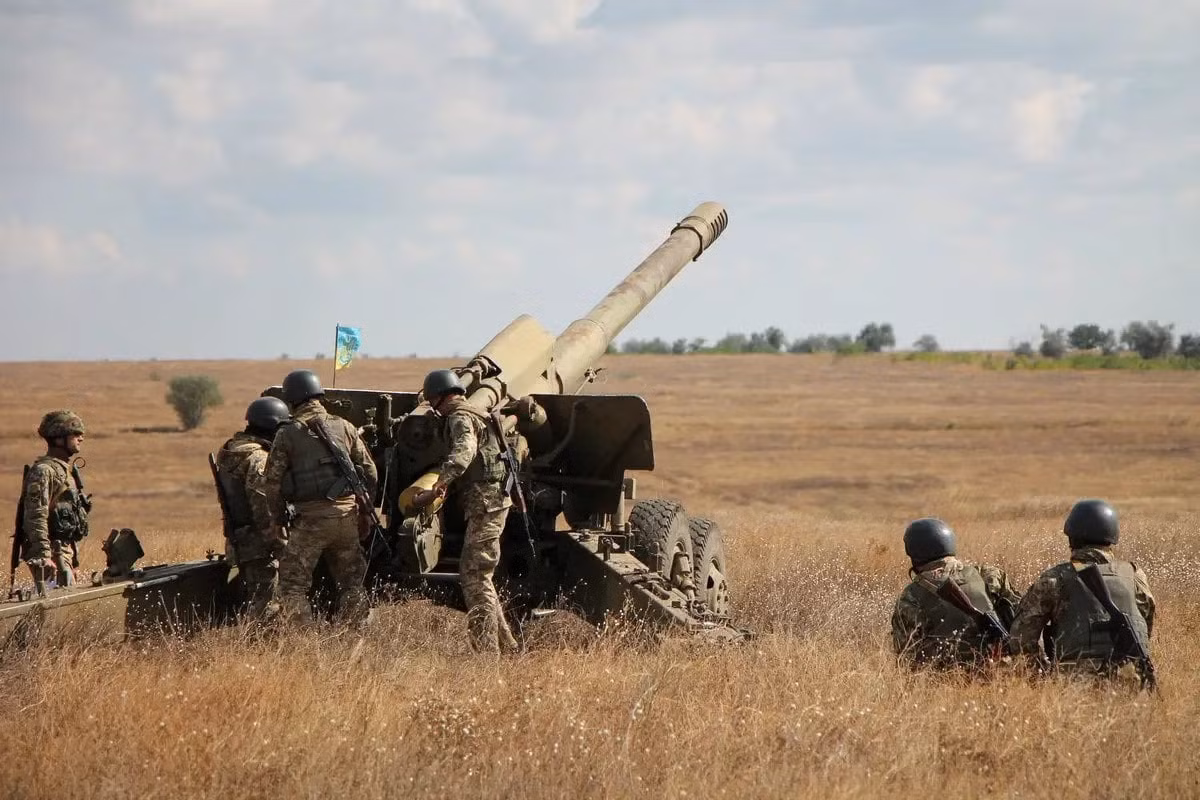 2A36 Giatsint-B nặng 9.760 kg, pháo có chiều dài 12,92 mét khi ở trạng thái vận chuyển và 12,30 mét khi chiến đấu. Bản thân nòng pháo khá dài, lên tới 7,562 mét và có thể kéo dài tới 8,197 mét khi lắp thêm giảm giật đầu nòng. Thân pháo rộng 2,34 mét và có chiều cao 2,76 mét khi vận chuyển. Khẩu đội pháo có 8 người vận hành.