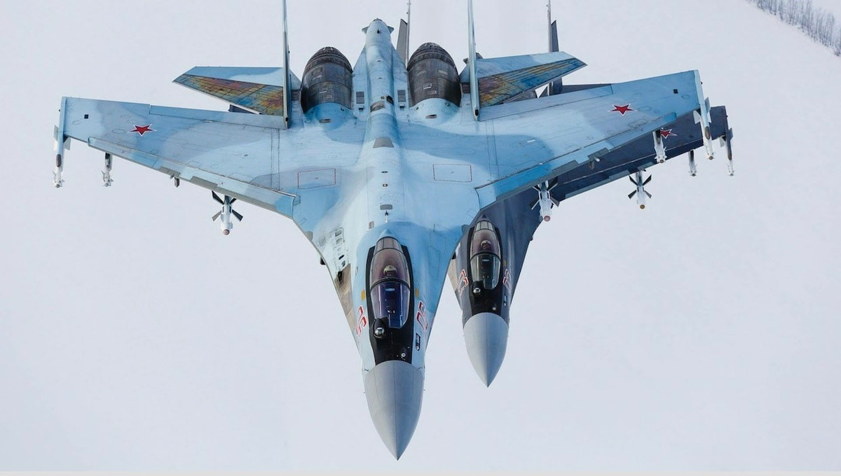 Sự ra mắt của Su-35S trong Không quân Nga là một phần của chương trình hiện đại hóa lực lượng vũ trang từ năm 2011-2020, bắt đầu từ sau chiến tranh Georgia năm 2008 với mục đích nhằm tăng số lượng các thiết bị quân sự hiện đại trong Quân đội Nga.