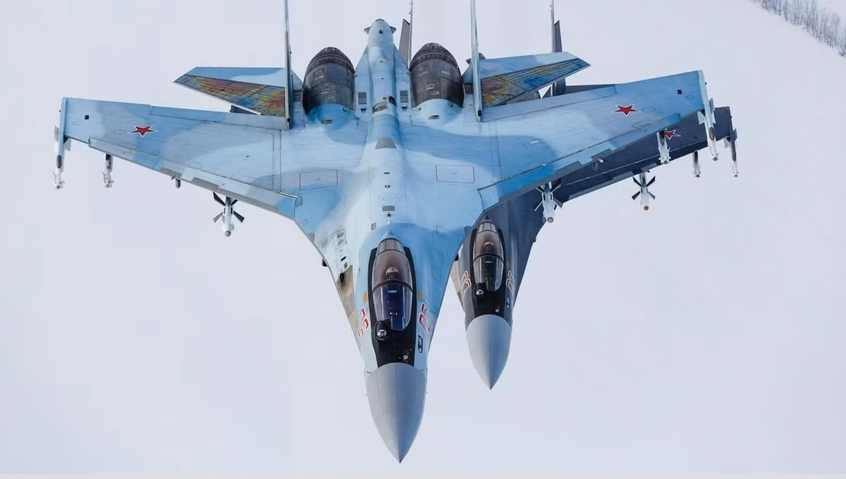 Sự ra mắt của Su-35S trong Không quân Nga là một phần của chương trình hiện đại hóa lực lượng vũ trang từ năm 2011-2020, bắt đầu từ sau chiến tranh Georgia năm 2008 với mục đích nhằm tăng số lượng các thiết bị quân sự hiện đại trong Quân đội Nga.
