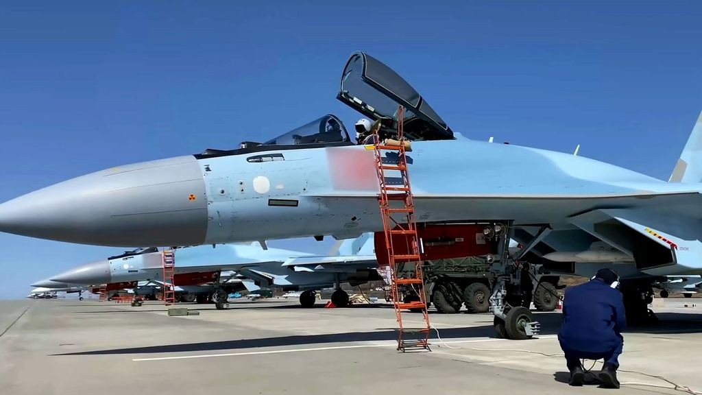 Giai đoạn thứ nhất của quá trình thử nghiệm bắt đầu vào tháng 8/2011. Đến tháng 3/ 2012, 2 nguyên mẫu và 4 máy bay đã được bay thử nghiệm để kiểm tra về các thông số kĩ thuật, sau đó máy bay được đánh giá là đã đạt yêu cầu đề ra.