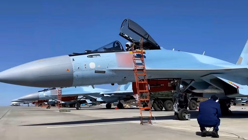 Giai đoạn thứ nhất của quá trình thử nghiệm bắt đầu vào tháng 8/2011. Đến tháng 3/ 2012, 2 nguyên mẫu và 4 máy bay đã được bay thử nghiệm để kiểm tra về các thông số kĩ thuật, sau đó máy bay được đánh giá là đã đạt yêu cầu đề ra.