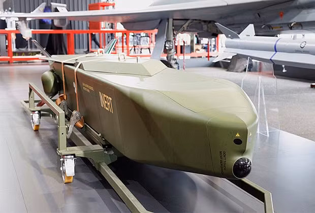 Từ năm 2023, Ukraine đã cố gắng nhận được các tên lửa hành trình tầm xa KEPD-150/350 TAURUS do Đức và Thụy Điển phát triển. Tuy nhiên, bất chấp những lời kêu gọi từ cả Kiev và Berlin, Đức vẫn giữ vững quan điểm không cung cấp loại vũ khí này. TAURUS được trang bị đầu đạn xuyên bê tông nặng 481 kg, có khả năng bay ở độ cao thấp để tránh bị radar phát hiện. Ảnh: Một tên lửa hành trình Taurus KEPD-350 tại triển lãm hàng không ILA gần Berlin năm 2004.