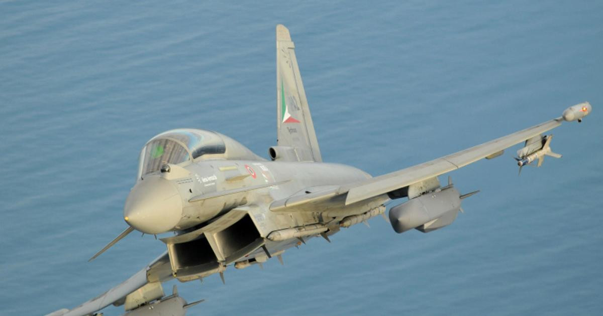 Mặc dù chính quyền của Tổng thống Mỹ Joe Biden tuyên bố rằng Anh chưa đưa ra yêu cầu chính thức về việc sử dụng Storm Shadow cho các cuộc tấn công vào Nga, nhưng sự kêu gọi từ cựu Bộ trưởng Quốc phòng Anh Ben Wallace về việc cho phép Ukraine tấn công vào lãnh thổ Nga bằng vũ khí phương Tây vẫn tiếp tục được nhấn mạnh. Ảnh: Tên lửa Storm Shadow trên máy bay Typhoon.