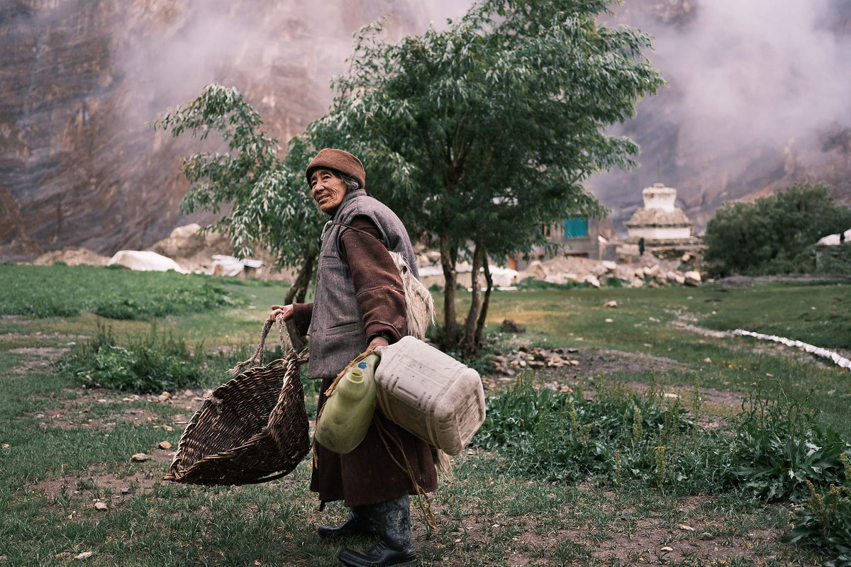 Công việc hàng ngày của người dân địa phương không chỉ là cách để kiếm sống mà còn là hành trình duy trì sự sống.