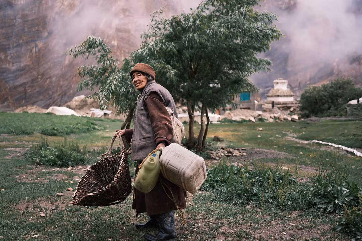 Công việc hàng ngày của người dân địa phương không chỉ là cách để kiếm sống mà còn là hành trình duy trì sự sống.