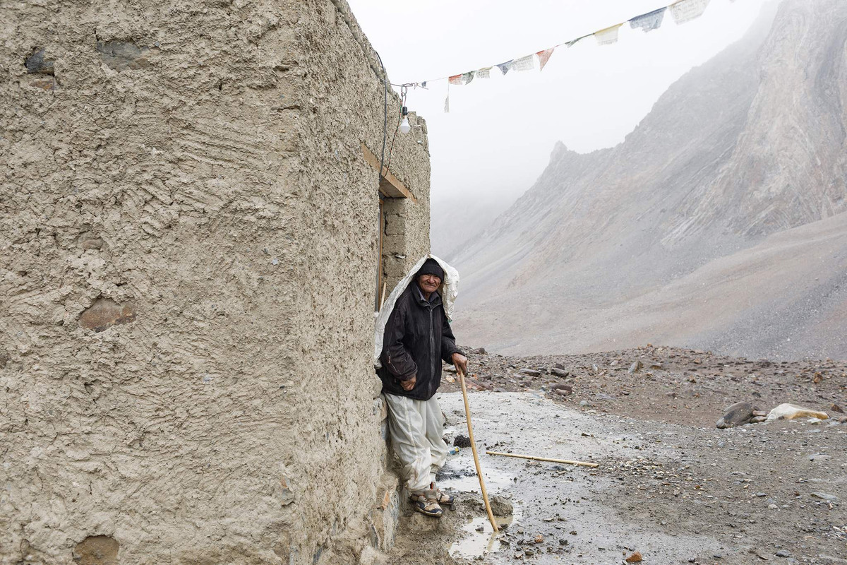 Để đến được ngôi làng này, bạn phải vượt qua những đoạn đèo dốc cao hàng nghìn mét. Con đường hiểm trở với bờ kè đá và sườn dốc cheo leo, chỉ có người dân địa phương thông thạo mới dám đi qua.