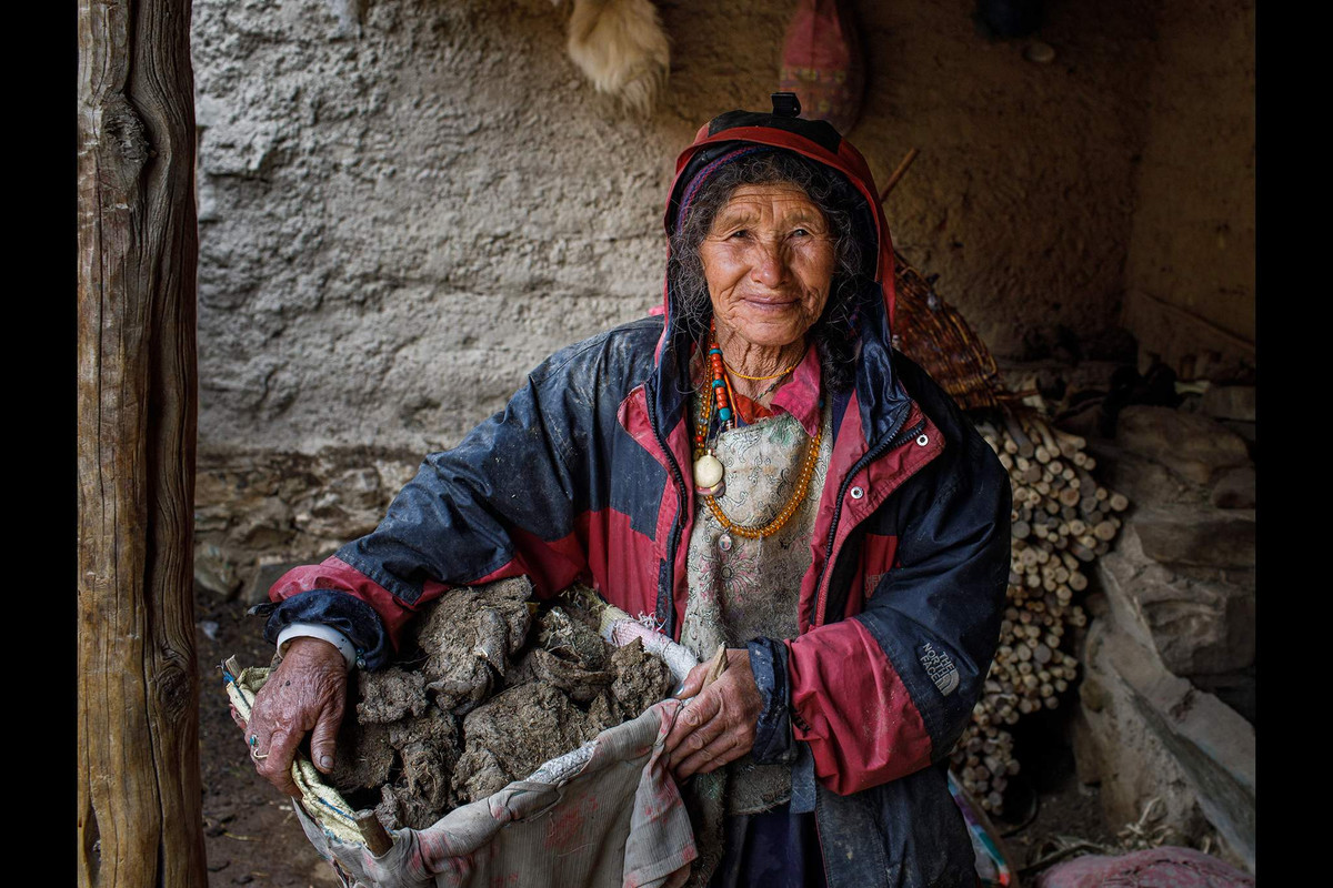 Mọi người dân sống ở đây hầu như có nguồn gốc từ các vùng lân cận của Ấn Độ và từ Nepal.