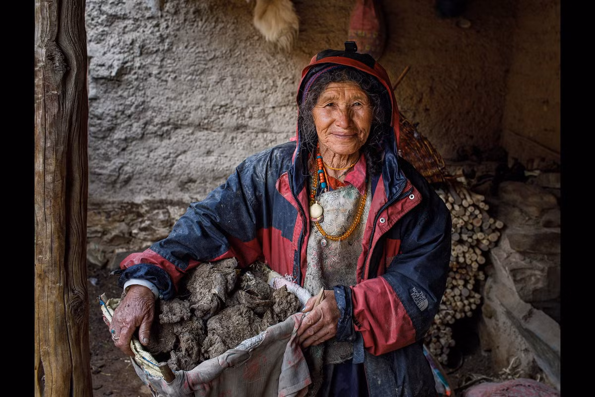Mọi người dân sống ở đây hầu như có nguồn gốc từ các vùng lân cận của Ấn Độ và từ Nepal.