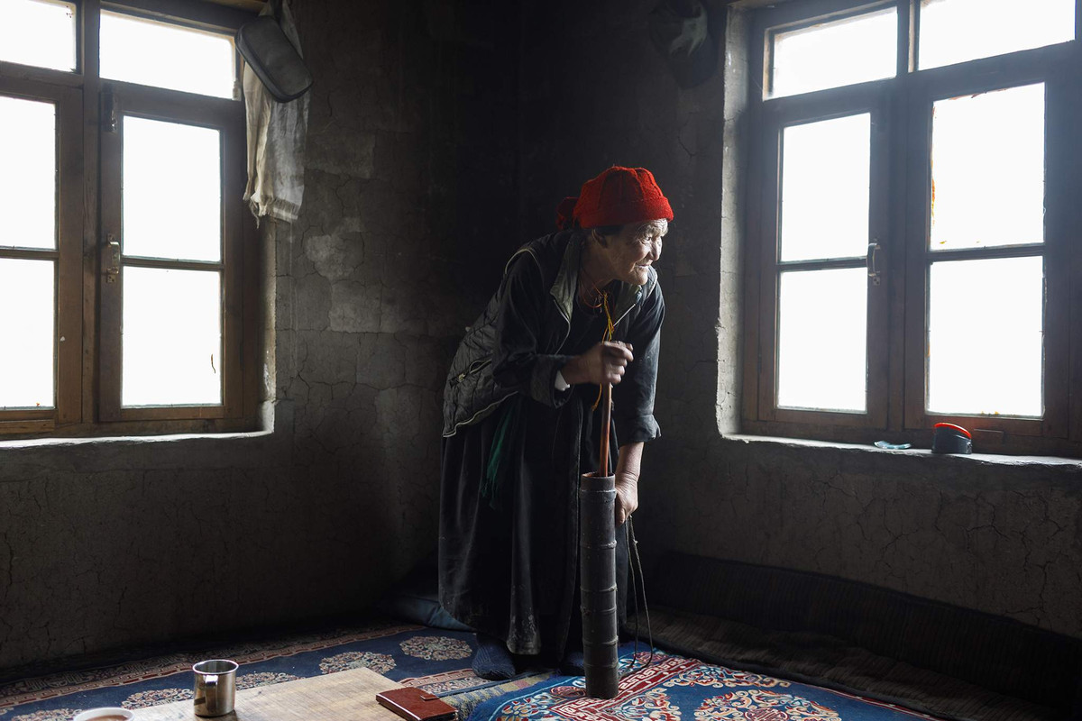 Các gia đình sống ở tầng trên với tất cả đồ dùng gia đình thiết yếu của họ.