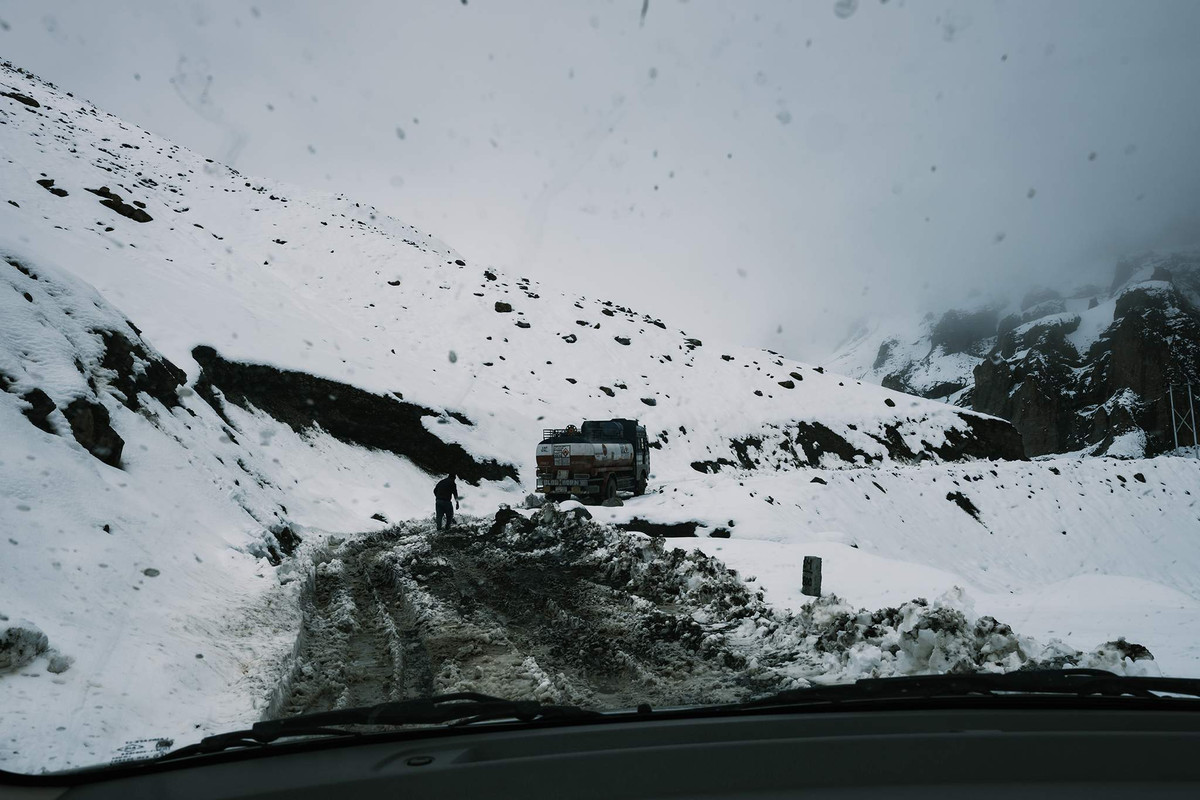 Trên thực tế, con đường này chỉ có thể đi được vào mùa hè. Mùa đông ở đây rất dài và khắc nghiệt.