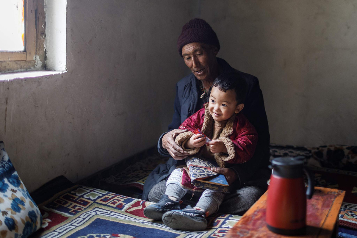 Người dân nơi đây phụ thuộc vào nông nghiệp tự cung tự cấp, họ chủ yếu ăn cơm và rau, và hầu như không ăn thịt. Trong thời tiết lạnh, người ta sưởi ấm bằng trà với bơ, muối và sữa dê. Và lại mong đợi mùa hè đến.