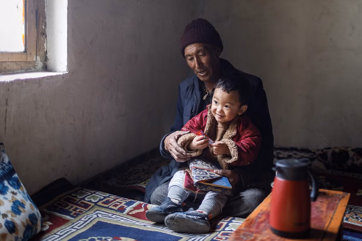 Người dân nơi đây phụ thuộc vào nông nghiệp tự cung tự cấp, họ chủ yếu ăn cơm và rau, và hầu như không ăn thịt. Trong thời tiết lạnh, người ta sưởi ấm bằng trà với bơ, muối và sữa dê. Và lại mong đợi mùa hè đến.