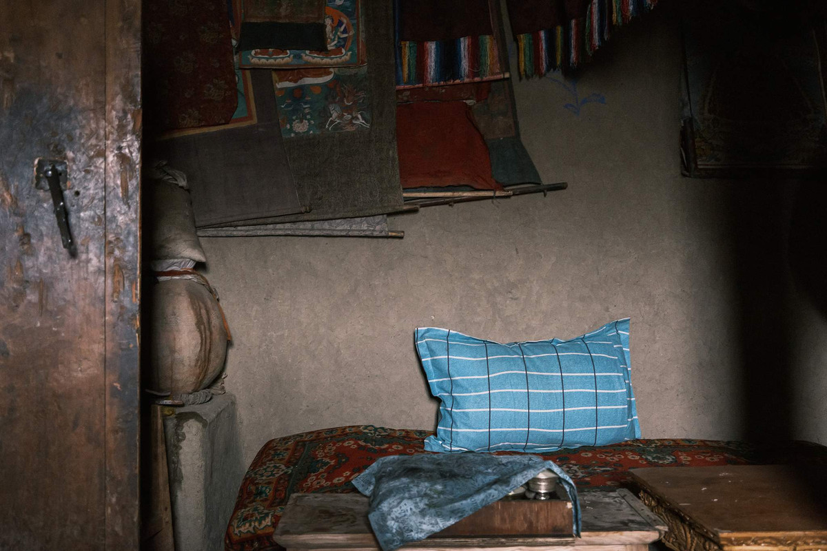 Những ngôi nhà của người dân địa phương phản ánh triết lý sống của họ: Nhỏ gọn và khiêm tốn như những pháo đài kiên cố, đủ để tồn tại qua nhiều tháng biệt lập giữa thiên nhiên khắc nghiệt.