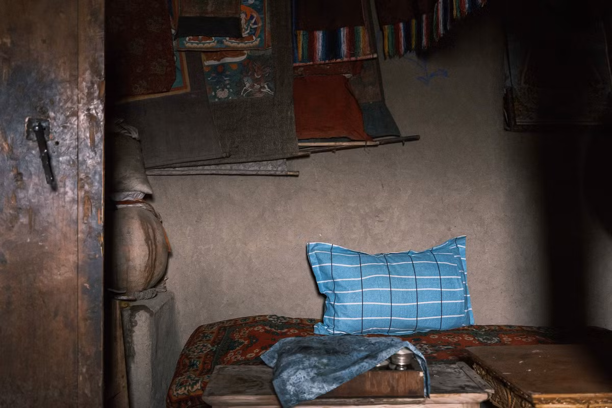 Những ngôi nhà của người dân địa phương phản ánh triết lý sống của họ: Nhỏ gọn và khiêm tốn như những pháo đài kiên cố, đủ để tồn tại qua nhiều tháng biệt lập giữa thiên nhiên khắc nghiệt.