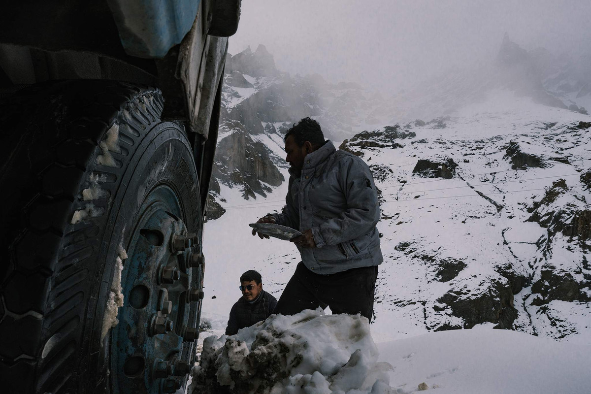 Ô tô thường xuyên mắc kẹt trong bùn lầy, buộc phải sử dụng các công cụ tự chế để thoát ra. Khi xảy ra lở đất kèm tuyết rơi dày đặc, đường sá trở nên tê liệt hoàn toàn.