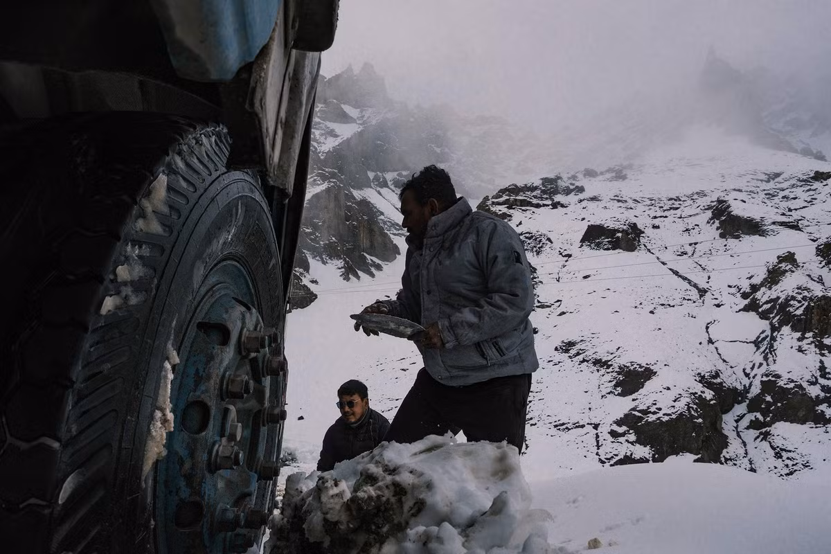 Ô tô thường xuyên mắc kẹt trong bùn lầy, buộc phải sử dụng các công cụ tự chế để thoát ra. Khi xảy ra lở đất kèm tuyết rơi dày đặc, đường sá trở nên tê liệt hoàn toàn.
