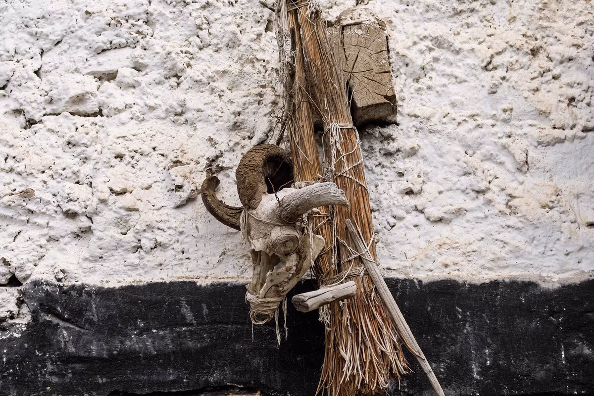 Tầng trên cùng được gọi là “puja” - đây là phòng đặc biệt để cầu nguyện và thực hiện các nghi lễ thiêng liêng đối với mọi người dân địa phương.