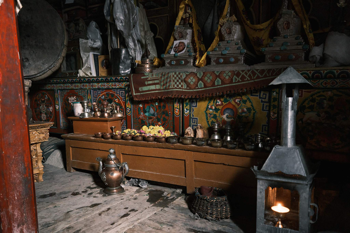 Trong điều kiện sống nhiều khó khăn như vậy, Đức tin, đặc biệt là Phật giáo Tây Tạng, đã mang lại sức mạnh tinh thần cho người dân nơi đây.