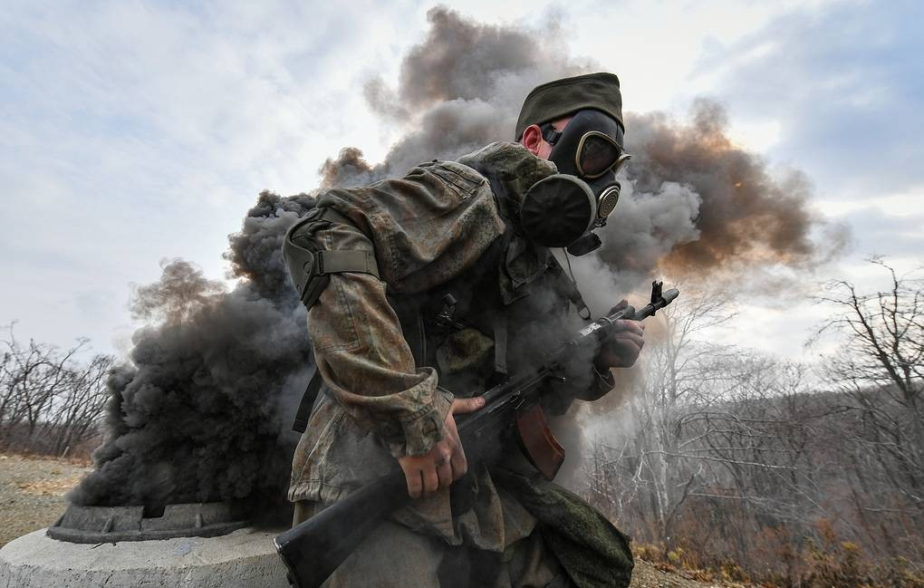 Ông Kirillov cho biết, tình báo Nga tin rằng lực lượng Ukraine, dưới sự hướng dẫn của những đồng minh phương Tây, đang phát triển một chiến thuật quân sự mới sử dụng “vành đai hóa học”. Điều này sẽ liên quan đến việc làm nổ tung các thùng chứa axit hydrocyanic và amoniac để ngăn chặn bước tiến của lực lượng Nga.