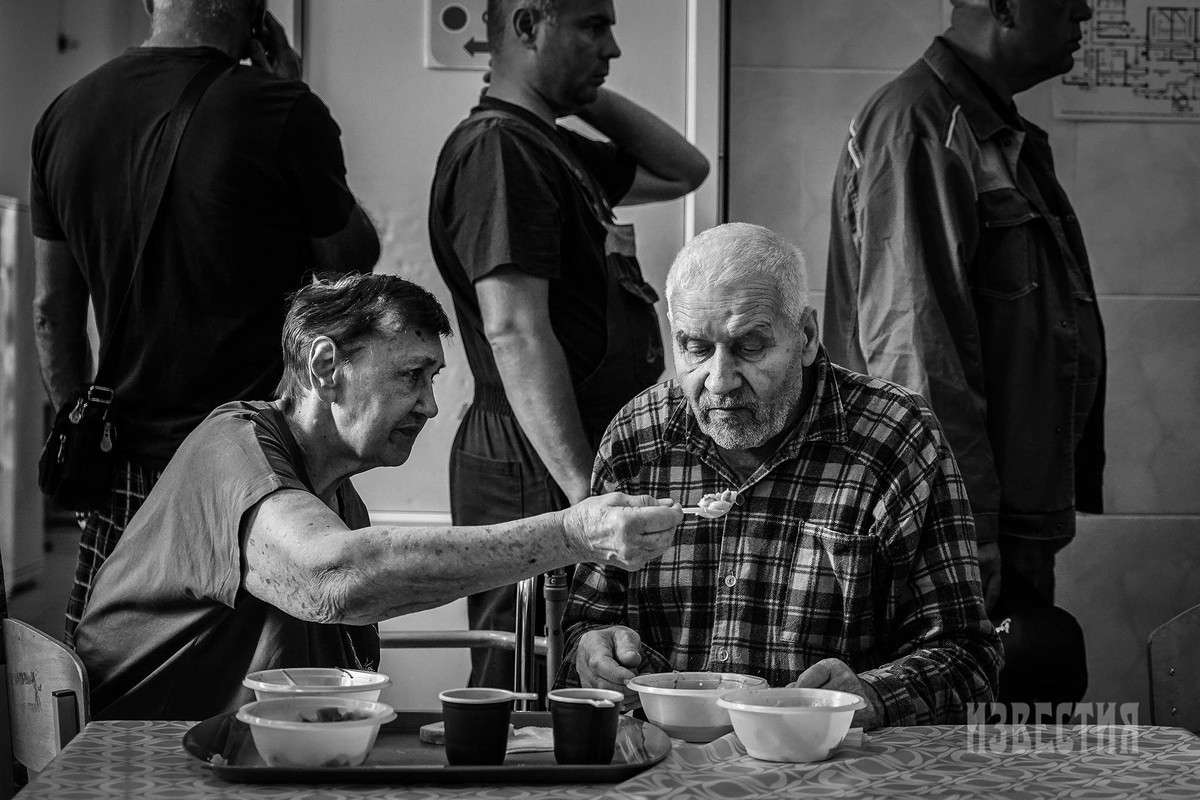 Các bác sĩ và nhân viên y tế cũng tích cực giúp đỡ những người cao tuổi và người khuyết tật, đảm bảo rằng họ nhận được sự chăm sóc cần thiết trong thời điểm khó khăn này.