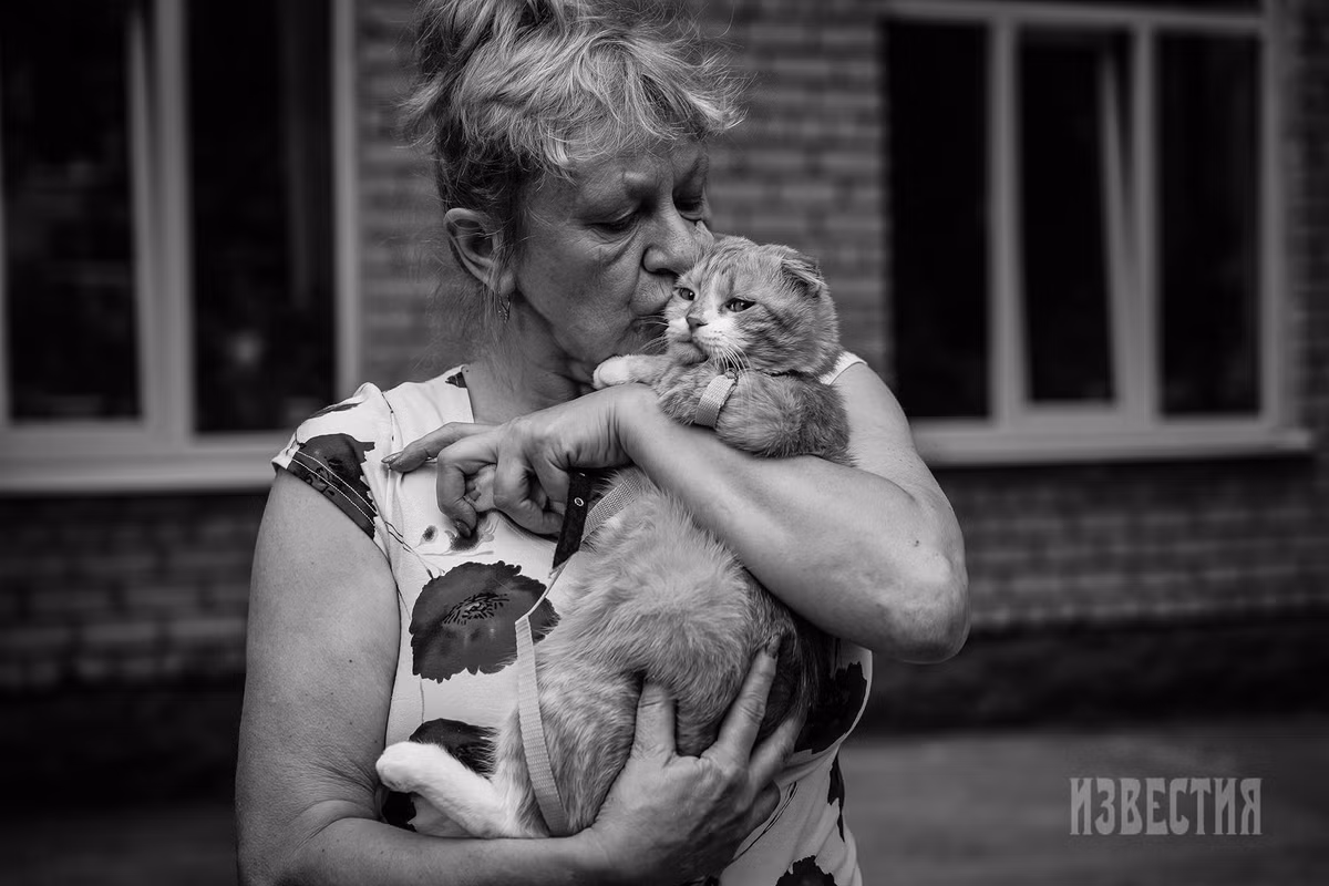 Không chỉ giúp đỡ người dân, các tình nguyện viên và lực lượng cứu trợ còn cứu hộ các vật nuôi bị bỏ lại trong những khu vực bị tấn công.