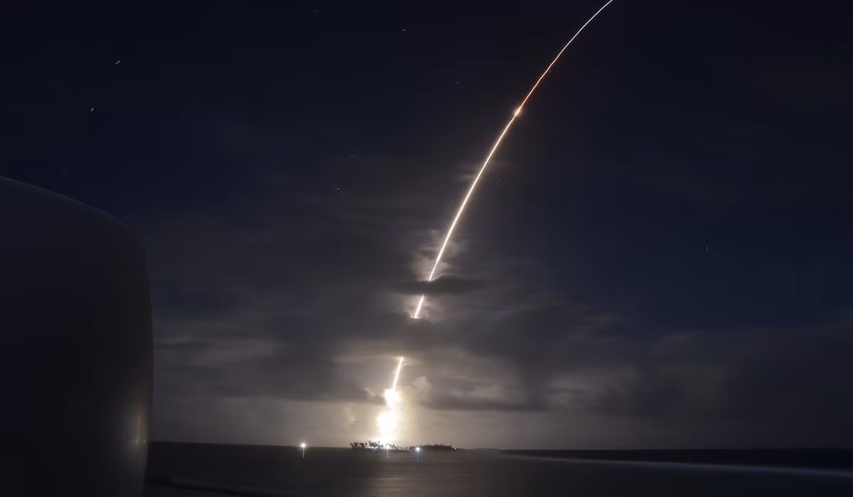 Đồng thời, có thông tin cho rằng, khi giúp Israel đánh chặn tên lửa từ Iran, Mỹ thậm chí đã sử dụng tên lửa “Standard Missile 3” (SM-3) lần đầu tiên. Tên lửa này là một phần của “Hệ thống chiến đấu Aegis” của Hải quân Mỹ. Hệ thống này có tầm hoạt động lên tới 2.500 km và độ cao phóng đạt 150 km. Ảnh: Frag Out Magazine.