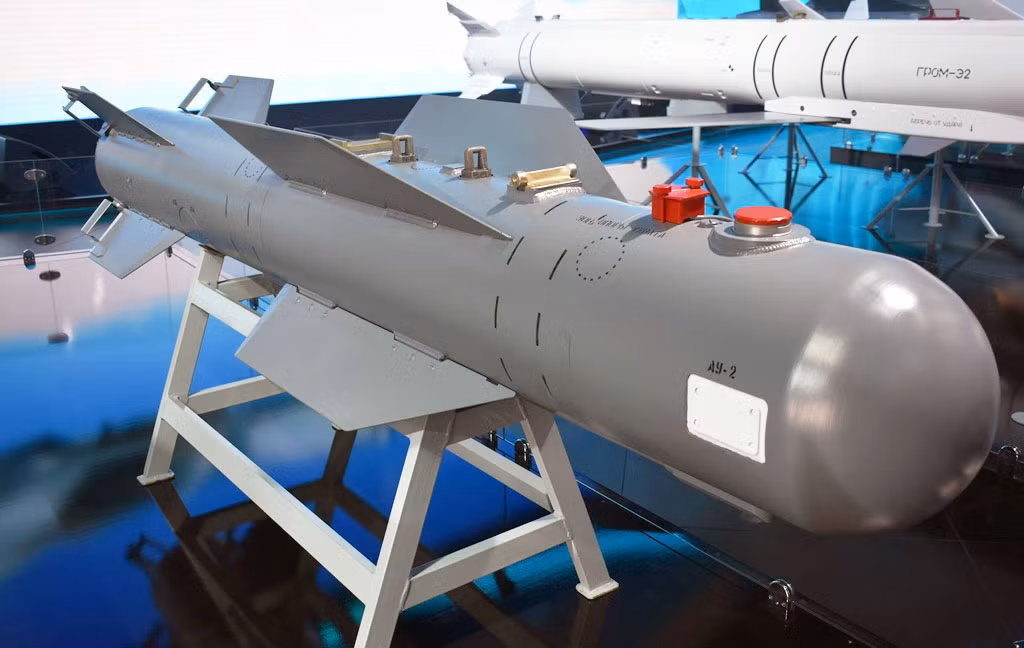 Bom K08BE hoặc UPAB-500B-E là một vũ khí lớn hơn để tiêu diệt các mục tiêu quan trọng và có tọa độ chính xác. Bom có hình trụ dài 2,85 mét với đường kính 355 mm. Trọng lượng 505 kg và đầu đạn nặng 390 kg, có cánh và bánh lái bên ngoài.