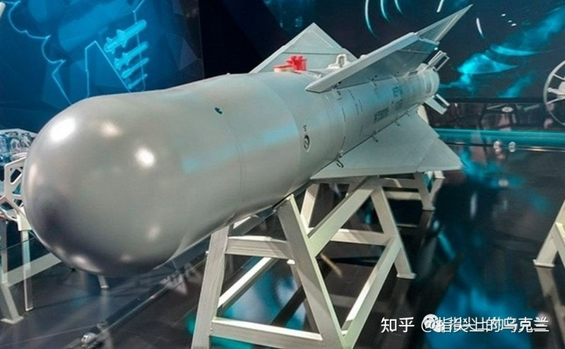 Quả bom có khả năng tiếp xúc đa chế độ, có thiết bị điều hướng quán tính và dẫn đường vệ tinh. Máy bay chiến đấu có thể thả bom từ độ cao tới 14 km để tiêu diệt mục tiêu ở khoảng cách 40 km tính từ điểm thả. Độ sai lệch chỉ trong phạm vi 10 mét.