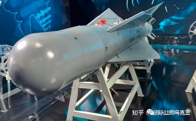 Quả bom có khả năng tiếp xúc đa chế độ, có thiết bị điều hướng quán tính và dẫn đường vệ tinh. Máy bay chiến đấu có thể thả bom từ độ cao tới 14 km để tiêu diệt mục tiêu ở khoảng cách 40 km tính từ điểm thả. Độ sai lệch chỉ trong phạm vi 10 mét.