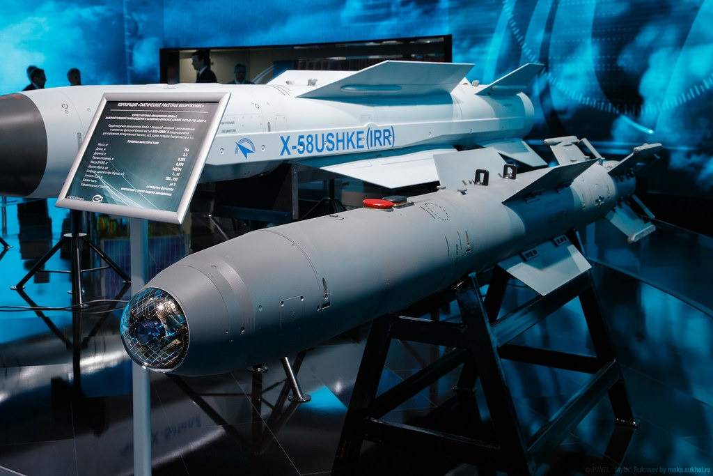 Đầu tiên là bom KAB-250LG-E, có chiều dài 3,2 mét, đường kính là 255 mm và trọng lượng là 256 kg (165 kg là đầu đạn nổ phân mảnh cao). Khối lượng thuốc nổ nặng 96 kg. Quả bom được trang bị một đầu đạn dẫn đường bằng laser, giúp tăng độ chính xác khi tấn công mục tiêu.