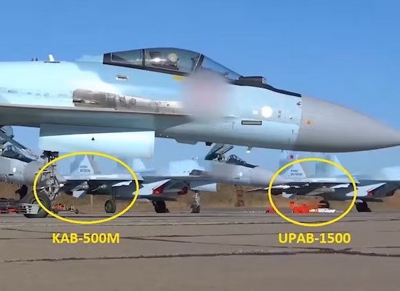 Nếu được thả từ độ cao 15 km, bom có thể bắn trúng mục tiêu ở khoảng cách 50 km với độ lệch dự kiến là 10 mét. Bom được thiết kế để chống lại các mục tiêu kiên cố và được phòng không đối phương bảo vệ như cầu, sở chỉ huy và các cơ sở công nghiệp.