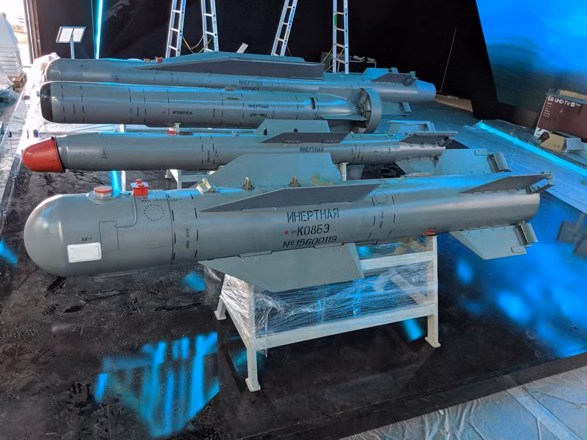 Theo Independent Military Review, ngành công nghiệp quốc phòng Nga đã tiến hành sản xuất hàng loạt bom thông minh như K08BE, K029BE và KAB-250LG-E, những loại bom này sẽ sớm được chuyển giao cho Quân đội Nga.