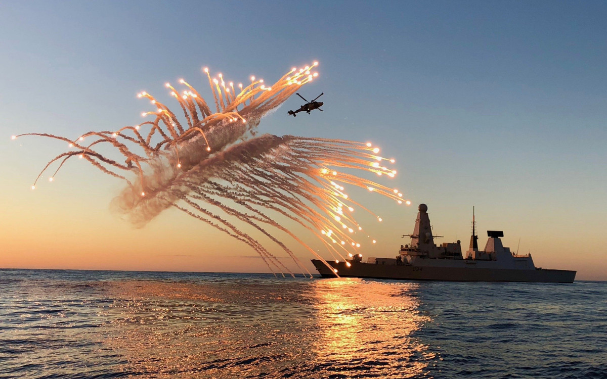 Lực lượng Hải quân Mỹ và Anh ở Biển Đỏ đã bắn hạ các máy bay không người lái và tên lửa do phong trào Houthi của Yemen bắn trong tháng này, khi xung đột giữa Israel và Hamas lan rộng ra khu vực rộng lớn hơn.