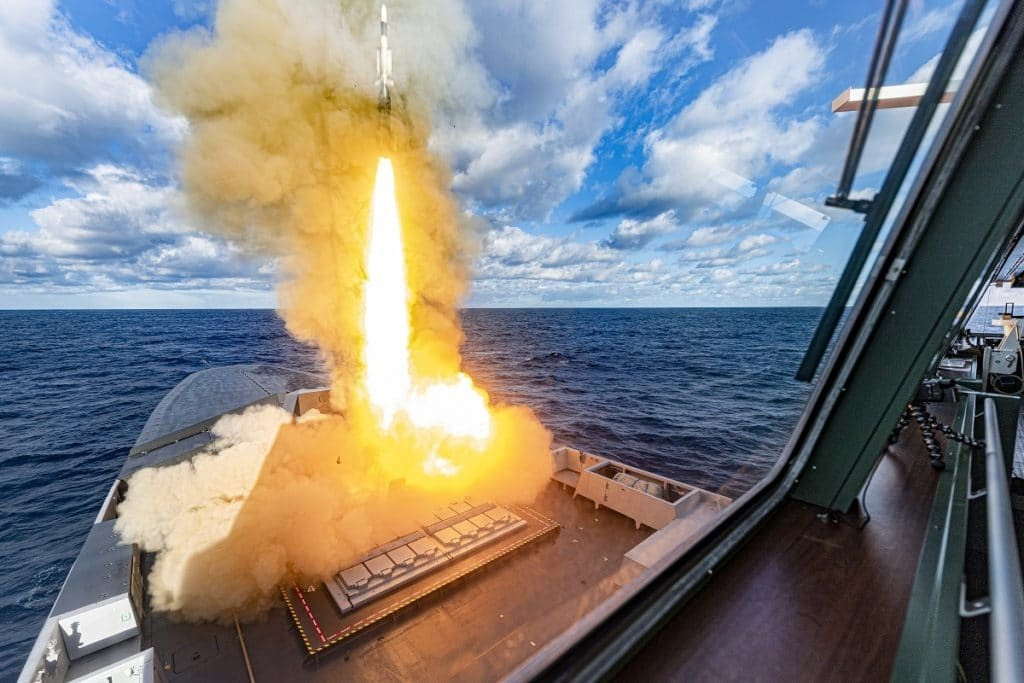 Sau khi nhận được kết quả tính toán, tên lửa đánh chặn Aster 15 và Aster 30 sẽ được phóng tự động từ hệ thống phóng thẳng đứng Sylver. Hệ thống này có thể chứa tới 8 tên lửa đánh chặn Aster trong một ống phóng.