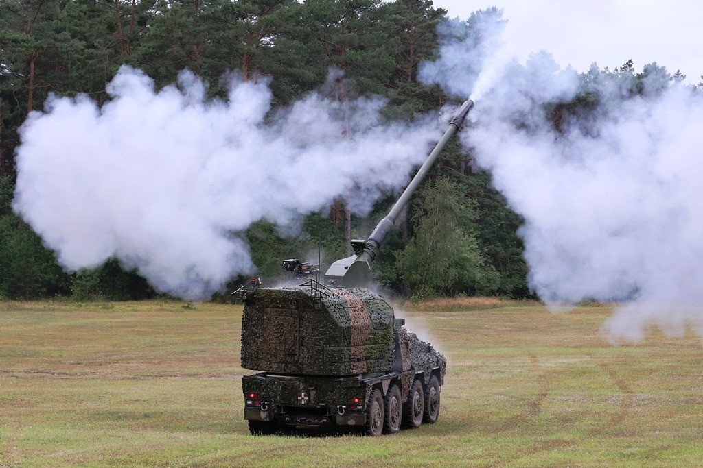 Thiết kế hiện đại giúp khẩu pháo có khả năng cơ động cao, hỏa lực mạnh và khả năng bảo vệ tiên tiến, nhờ vậy mà RCH 155 được đánh giá rất cao, rất phù hợp với các tình huống chiến đấu phức tạp trên chiến trường. Vũ khí chính của RCH 155 là pháo cỡ nòng 155 mm L52, có khả năng tấn công các mục tiêu tầm xa với độ chính xác cao. Ảnh: EDR Magazine.