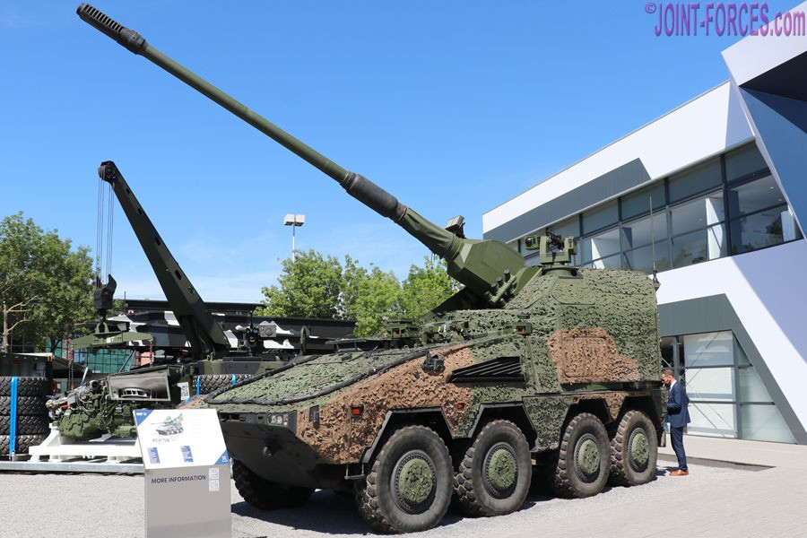 Trước đó, Đức đã cam kết cung cấp cho Ukraine tổng cộng 36 chiếc RCH 155. Việc giới thiệu hệ thống pháo binh tiên tiến này dự kiến sẽ tăng cường khả năng chiến đấu của Ukraine, mang lại lợi thế chiến lược trong nỗ lực phòng thủ trước các mối đe dọa đang diễn ra.