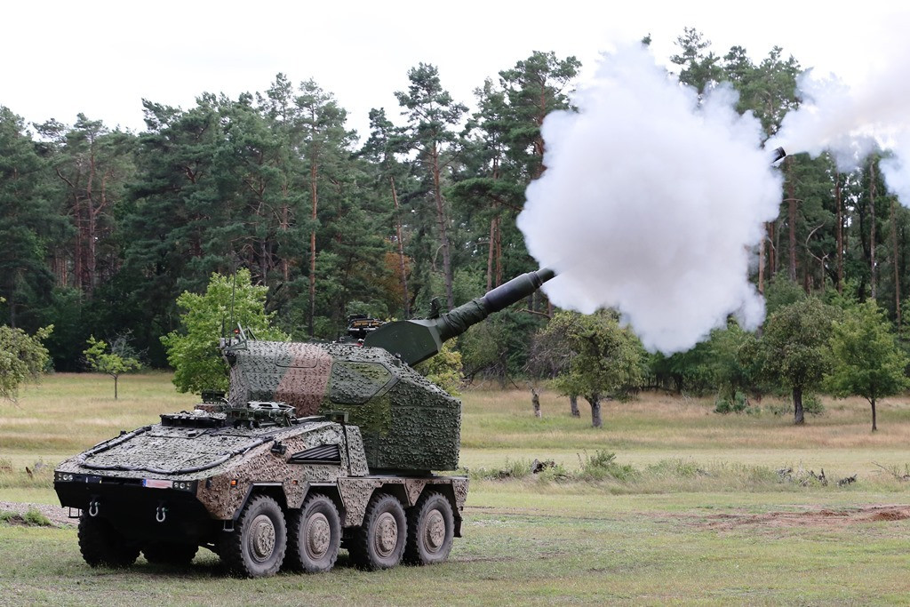 Được thiết kế để hoạt động trong môi trường phức tạp, RCH 155 được trang bị hệ thống nạp đạn tự động, kết hợp với hệ thống điều khiển hỏa lực bằng máy tính, cho phép tổ lái hai người quản lý hiệu quả các hoạt động bắn. Ngoài ra, RCH 155 còn có hệ thống truyền dữ liệu vô tuyến cho phép phối hợp với các đơn vị khác, nâng cao hơn nữa hiệu quả của pháo binh trên mặt đất. Ảnh: EDR Magazine.