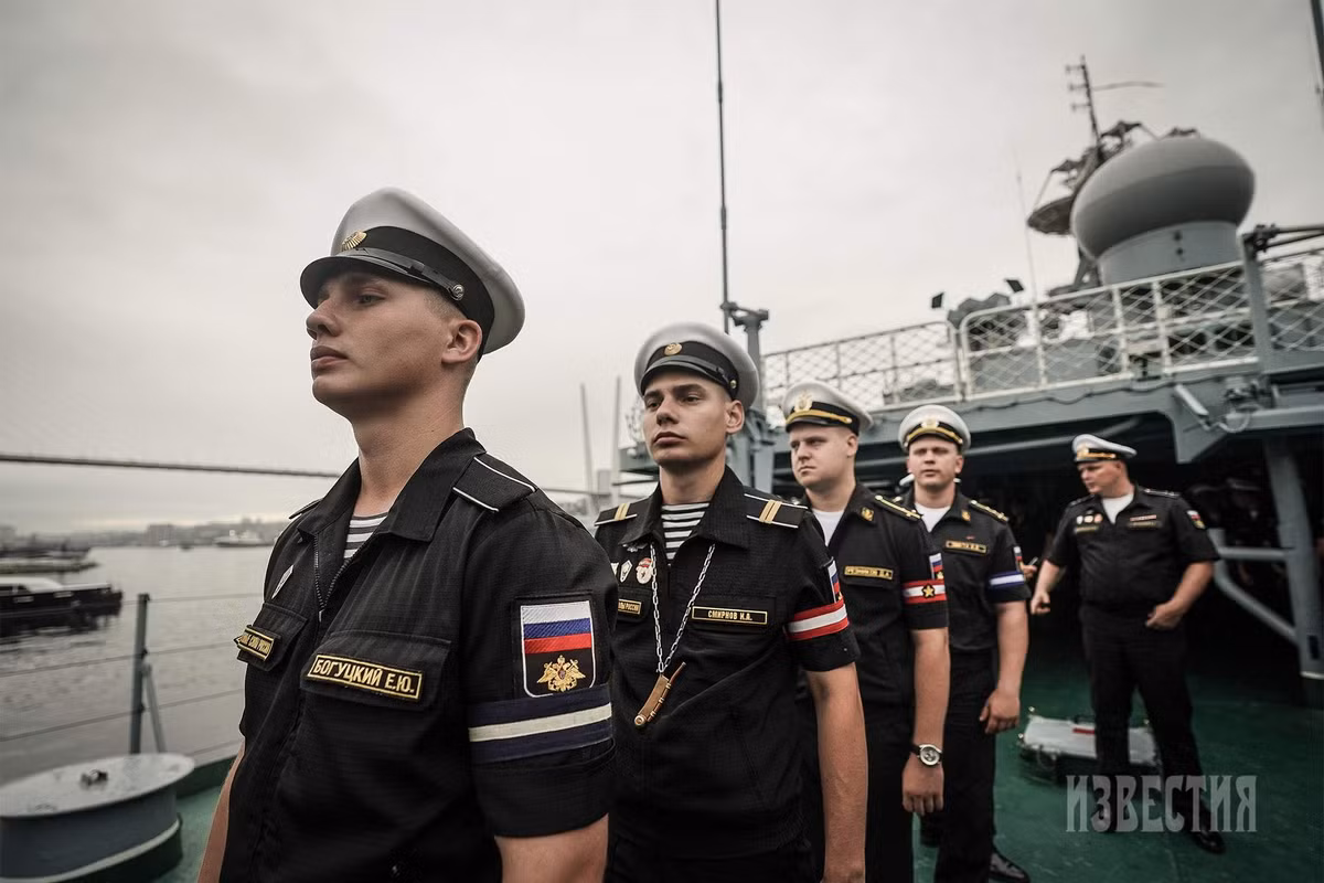 Trong giai đoạn hai, lực lượng đã thực hiện cuộc đổ bộ xe bọc thép theo cách "áp sát", khi tàu đổ bộ tiến sát đến bờ và phương tiện quân sự tiến thẳng vào đất liền.