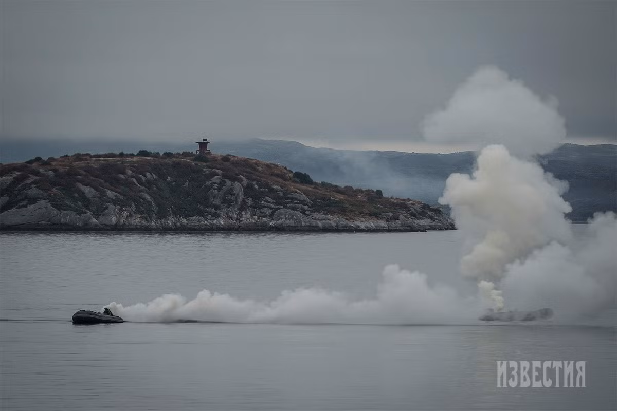 Tại các khu vực diễn ra cuộc diễn tập của các lực lượng hải quân và Hạm đội Caspi, các đơn vị của Bộ Nội vụ, Cơ quan An ninh Liên bang và Lực lượng Vệ binh Quốc gia Nga đã được huy động để thực hiện các nhiệm vụ đặc biệt. Để đảm bảo trật tự công cộng và an ninh, Bộ Nội vụ Nga đã huy động hơn 17.000 nhân viên cảnh sát và hơn 2.000 phương tiện đặc chủng. (Nguồn ảnh: Pavel Volkov - Izvestia).