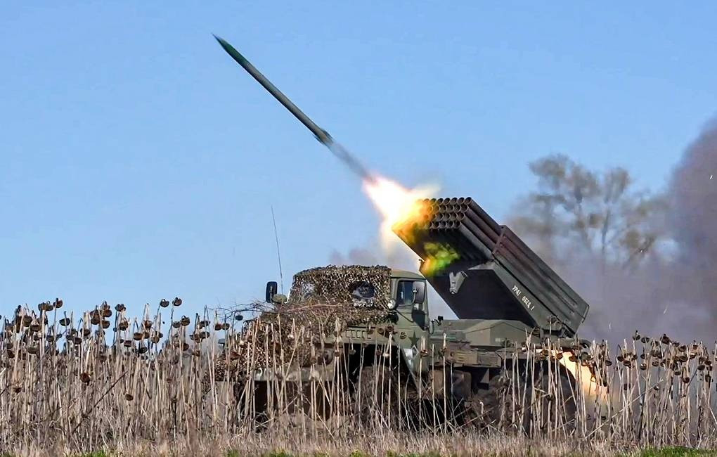 Từ thực tế chiến trường có thể thấy, trọng tâm cuộc tấn công gần đây của Quân đội Nga rõ ràng là tuyến phòng thủ Chasov Yar. Quân đội Nga phóng tên lửa vào các vị trí tiền tuyến của Quân đội Ukraine hàng ngày, sau đó điều động máy bay ném bom siêu trọng xuống các vị trí phòng thủ tại Chasov Yar. Ảnh: TASS.