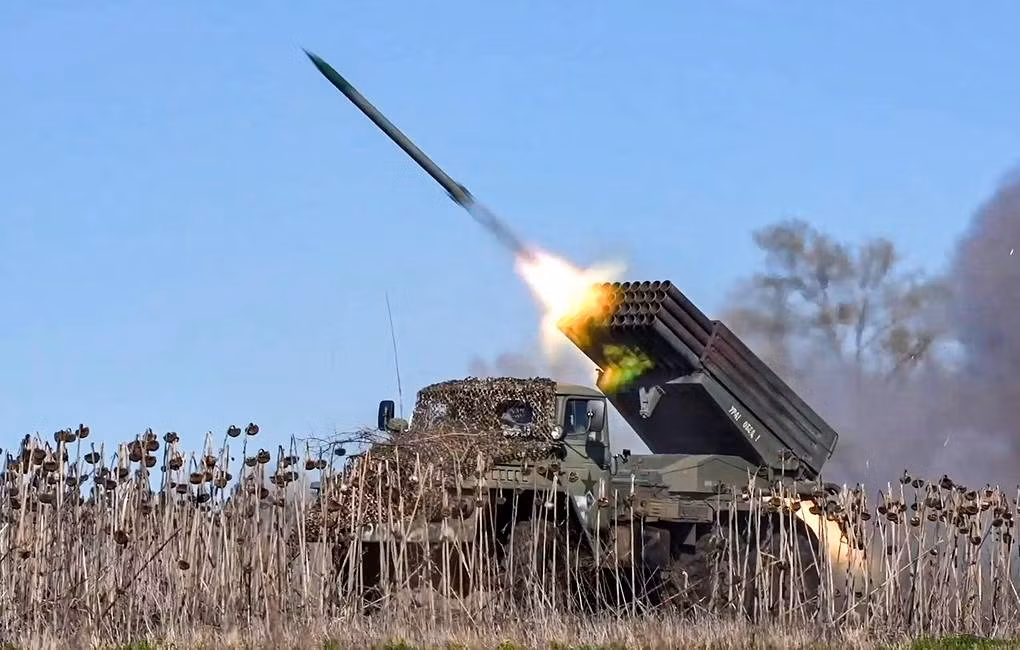 Từ thực tế chiến trường có thể thấy, trọng tâm cuộc tấn công gần đây của Quân đội Nga rõ ràng là tuyến phòng thủ Chasov Yar. Quân đội Nga phóng tên lửa vào các vị trí tiền tuyến của Quân đội Ukraine hàng ngày, sau đó điều động máy bay ném bom siêu trọng xuống các vị trí phòng thủ tại Chasov Yar. Ảnh: TASS.