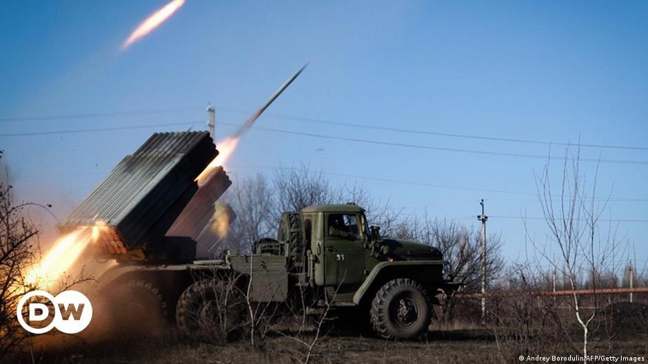 Theo nhận định của các chuyên gia NetEase, từ cấp độ chiến lược, mục tiêu chủ yếu của Quân đội Nga là loại bỏ khả năng chiến đấu của các đơn vị Quân đội Ukraine. Nếu muốn chiếm thành phố thì họ chỉ cần liên tục bắn phá các vị trí phòng thủ của Ukraine, không cần sử dụng những phương pháp tấn công phức tạp.