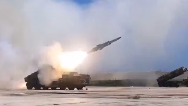 Gần đây, Clash Report đã chia sẻ một đoạn video trên mạng xã hội X, ghi lại cảnh phóng thử tên lửa chống hạm siêu thanh YJ-12B của Trung Quốc. Theo đó, tên lửa đã thành công trong việc tiêu diệt và đánh chìm một tàu trên biển. Các chuyên gia nhận định, cuộc thử nghiệm này chứng tỏ khả năng xâm nhập hệ thống phòng thủ của Mỹ và vượt qua các rào cản tự nhiên của Đài Loan.