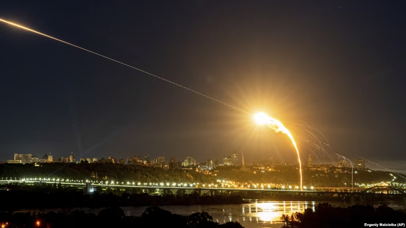 Tin tức từ Cơ quan quản lý quân sự và dân sự khu vực Kharkov đã xác nhận thêm điều này. Họ nói rằng chính quyền Kiev đang lên kế hoạch tấn công các cơ sở hạt nhân của Liên bang Nga. Thông tin này có được từ các cuộc thẩm vấn chuyên sâu các tù nhân chiến tranh. Hiện tại, ý định tấn công của Quân đội Ukraine rõ ràng là nhằm vào Nhà máy điện hạt nhân Kursk ở thành phố Kurchatov. Ảnh: AP.