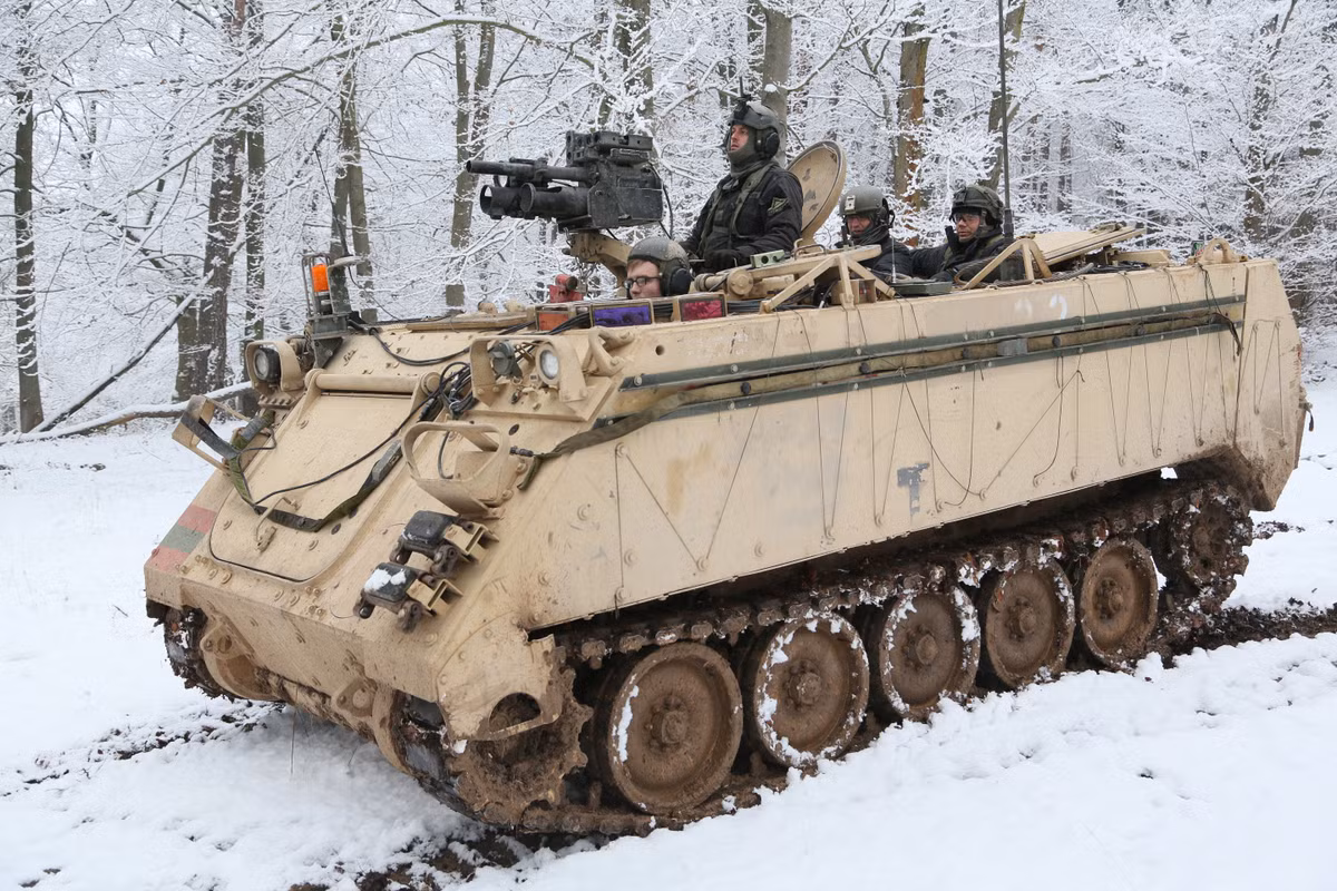 Việc cung cấp các xe bọc thép như Bradley, MRAP và M-113 đã đóng vai trò quan trọng trong việc giúp Ukraine tiến hành các cuộc phản công và giành lại lãnh thổ. Ngoài những phương tiện trên, Mỹ và NATO cũng viện trợ nhiều hệ thống pháo binh, phòng không, đạn dược và các vũ khí tiên tiến khác cho Ukraine.