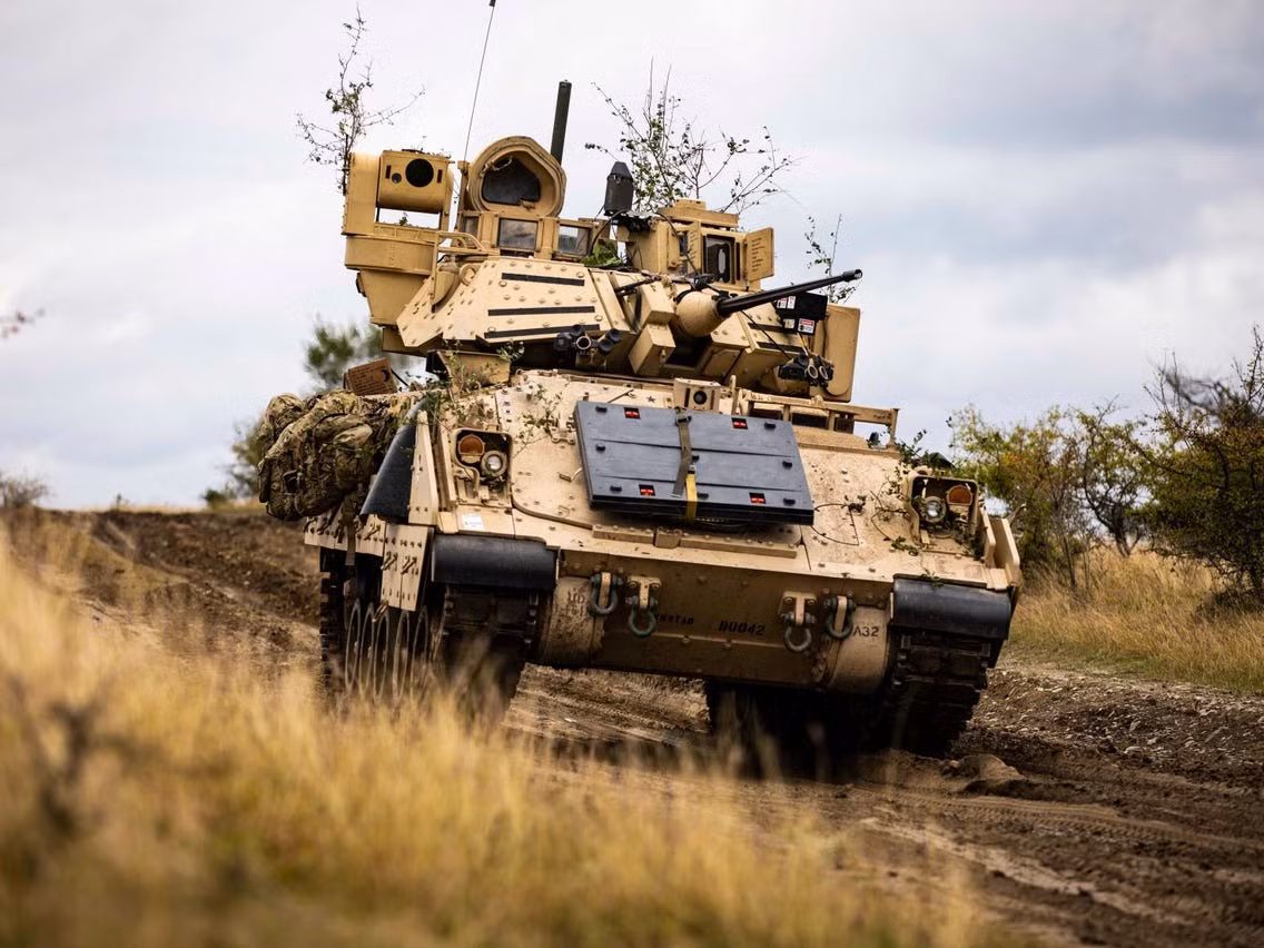 Bradley M2A2 được đánh giá cao nhờ khả năng cơ động linh hoạt, hỏa lực và khả năng bảo vệ vượt trội. Xe được trang bị súng máy M242 Bushmaster 25mm và tên lửa chống tăng TOW, cho phép lực lượng Ukraine giao chiến với xe bọc thép và bộ binh Nga một cách chính xác.